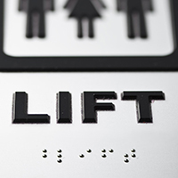 Skilt med blindeskrift