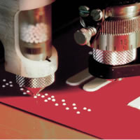 Graveringsmaskin som produserer blindeskrift