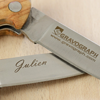 Graverte knivblader, ett med logo og ett med navn