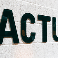 Skilt på vegg i bokstavene A, C, T, U