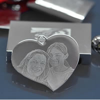 Portretter av to jenter gravert på et hjertesmykke