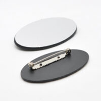 Ovalt jakkeskilt i glossy sølv-sort