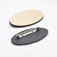 Ovalt jakkeskilt i radiant gull-sort