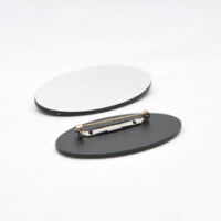 520100253 Ovalt jakkeskilt i glossy sølv-sort