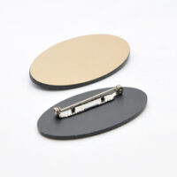 520100256 Ovalt jakkeskilt i radiant gull-sort