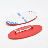 Ovalt jakkeskilt i hvit-rød