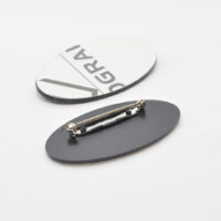 520100267 Ovalt jakkeskilt i hvit-sort