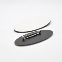 520100269 Ovalt jakkeskilt i hvit-sort