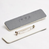 520100555 Jakkeskilt med runde hjørner i hvit-sort