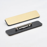 520100995 Jakkeskilt med runde hjørner i gull-sort