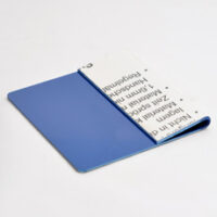 520102820_1 Lommeskilt i hvit-blå gravoply