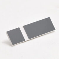 Grå og hvit graveringsplate