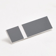 520300454_1 Grå og hvit graveringsplate