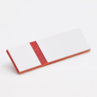 Hvit-rød graveringsplate