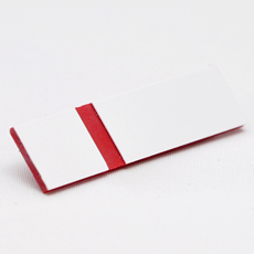 Hvit matt-rød graveringsplate