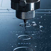 Rissing av varig merking med graveringsmaskin fra Gravograph