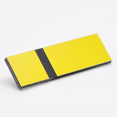 Gul-hvit graveringsplate