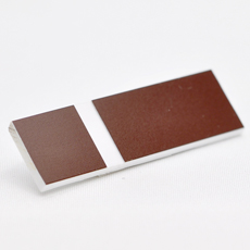 Brun-hvit graveringsplate