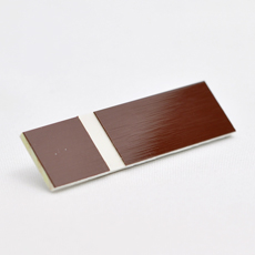Brun-hvit graveringsplate
