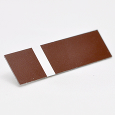 Brun-hvit graveringsplate